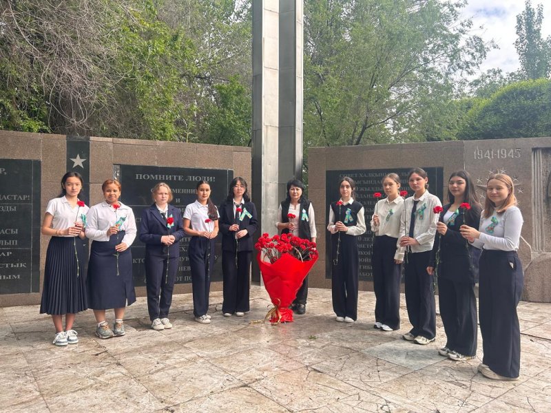 Возложение цветов у мемориалы "Славы" в честь работников АЭТЗ погибшив в ВОВ