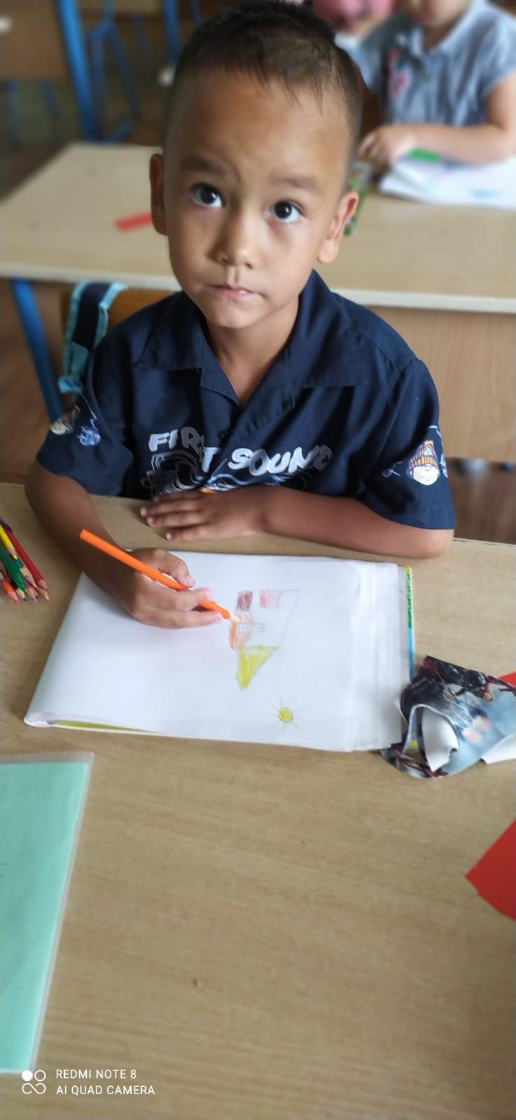 Мектепке даярлық сабақтарында балалар  жазуға, сурет салуға, есептеуге үйренуде