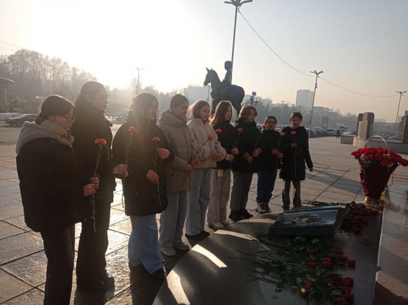 "Тәуелсіздік    монументіне  гүл  шоқтарын  қою/ "Возложение цветов к монументу Независимости