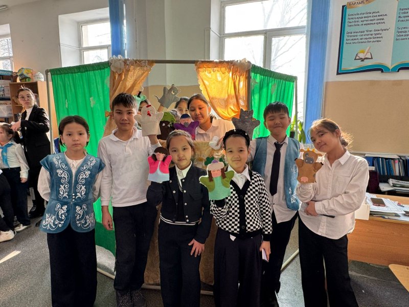 Бірінші   сынып  оқушыларын мектеп   кітапханасымен  таныстыру/  Знакомство первоклассников со школьной библиотекой