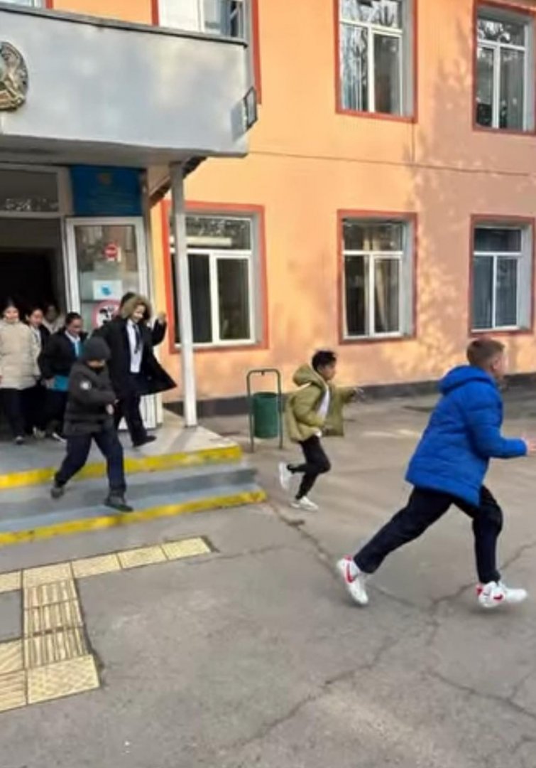 04.12.2025 ж. сағат 14-00де мектепте сейсможаттығу ұйымдастырылды.